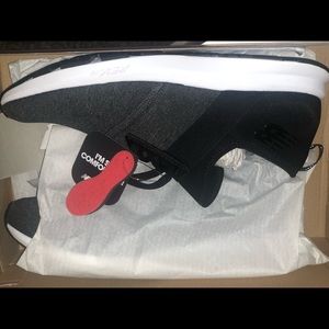 Black new balance tennis shoes.